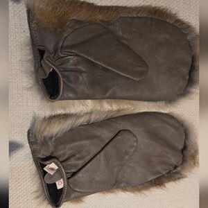 Mittens with fur